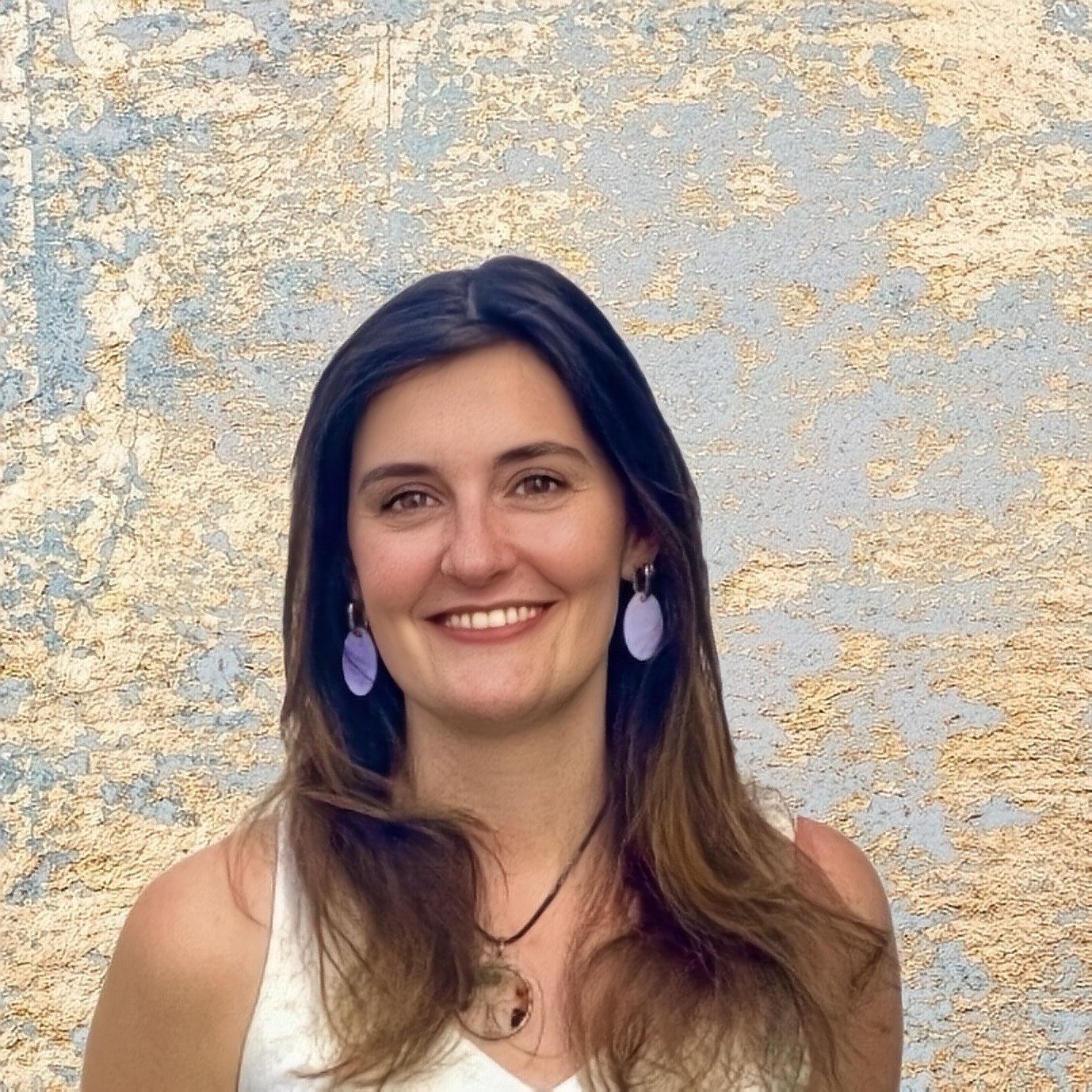 Mujer sonriente con fondo texturizado.